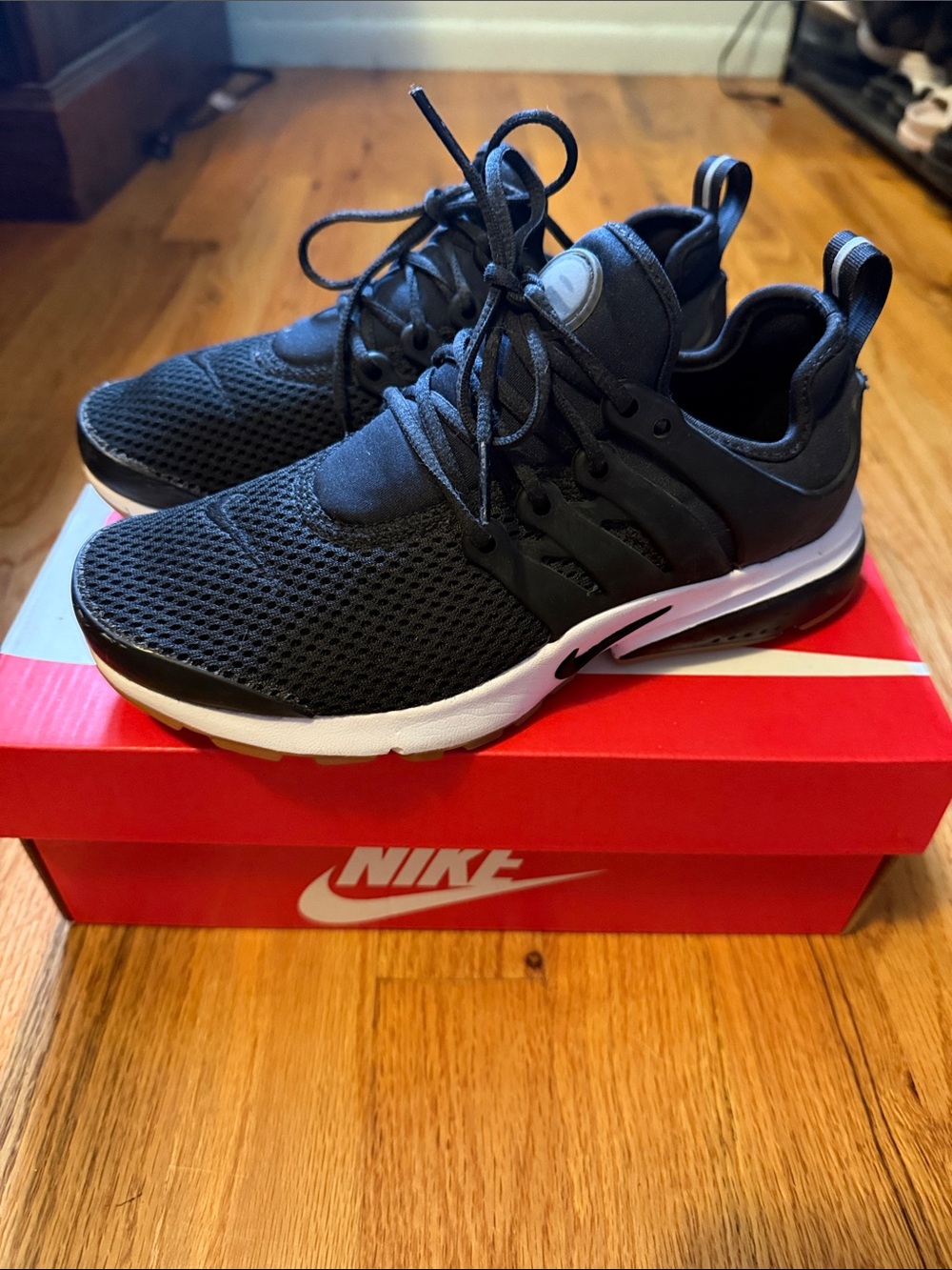 Nike Air Presto Women’s 5 Black and White Women’s Athletic Running Shoes